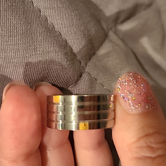 Stainless steel ribbed ring with goldtone highlights - Picture 8 of 8